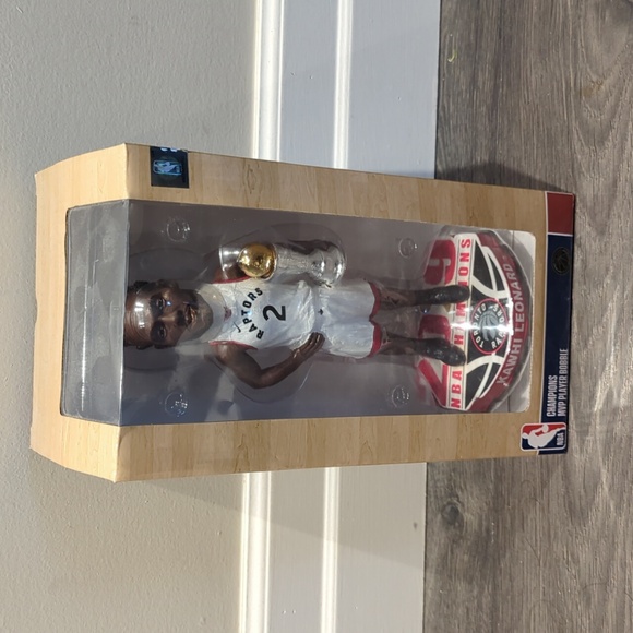 Kawhi Leonard - Picture 1 of 3